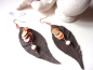 Preview: braune Statement Leder Ohrringe Feder mit Recycling Pailletten Plättchen, Boho Festival Leder Ohrringe Feder, Leder Schmuck
